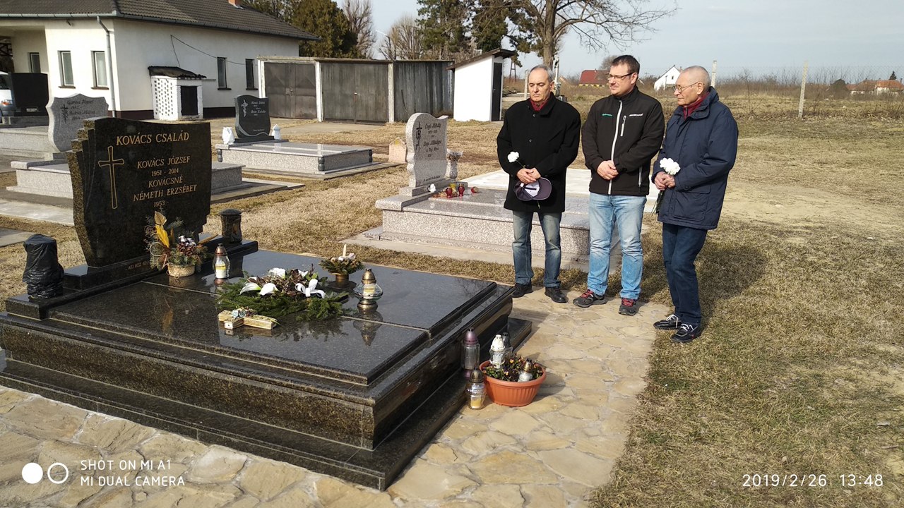Apa sírjánál fiával, Zolikával CesrkeszJozsi5eve 2